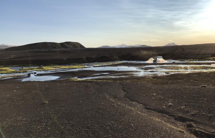 Woda, śnieg i skały – wyzwania dla kierowcy na islandzkich drogach górskich